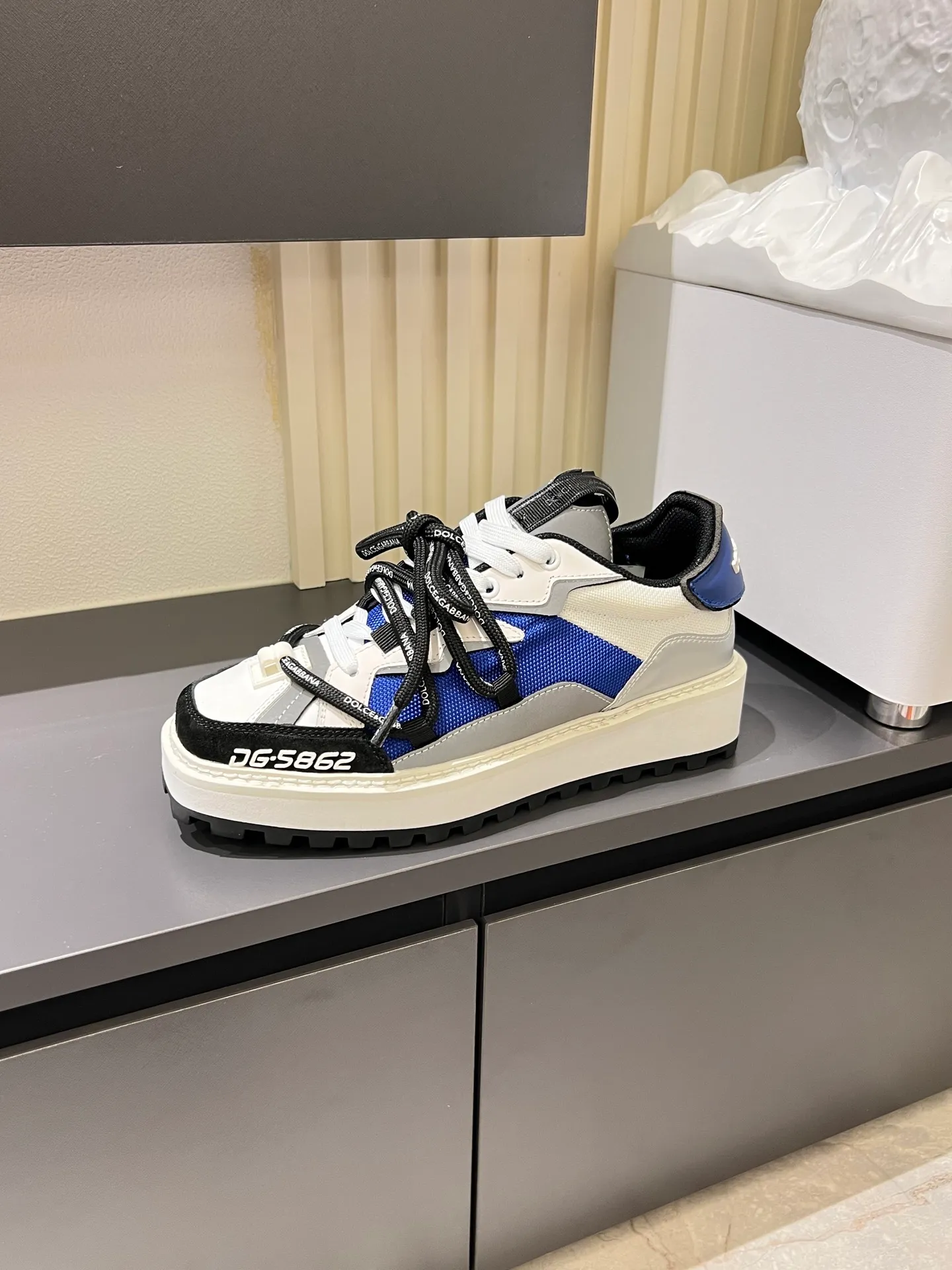 Men's men's shoes💰p640 Dolce&Gabbana/Dolce & Gabbana men's new casual sports shoes This sneaker is made of multiple materials. The nylon fabric upper is integrated with glossy leather, suede leather and rubber elements, and is decorated with reflective details. It has a silk-screen logo and a dual design of thick round and flat laces. It has a square toe, rubber foam midsole and gear pattern rubber composite sole decorated with the iconic "DG" logo. The shoe body is decorated with three-dimensional labels with the brand logo in many places. The style is fashionable and elegant, and the unique design is presented in a dazzling and modern new language. The fabric lining is paired with logo cowhide feet for a stylish and stylish look! Comes with a full set of packaging! Size: 38-44 leather shoe size (45.46 can be customized but does not support returns)